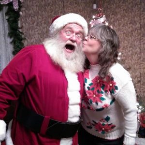 mommy kissing santa - marie honrud sq