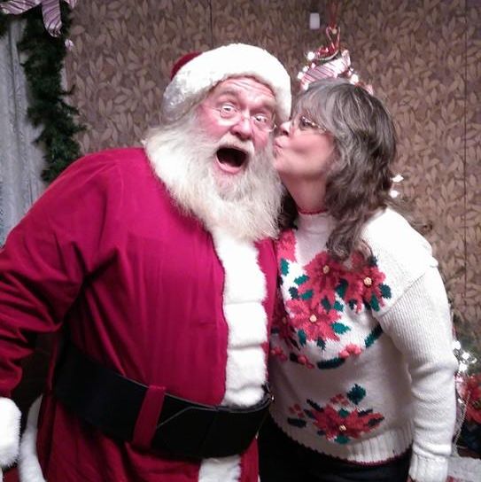 mommy kissing santa - marie honrud sq