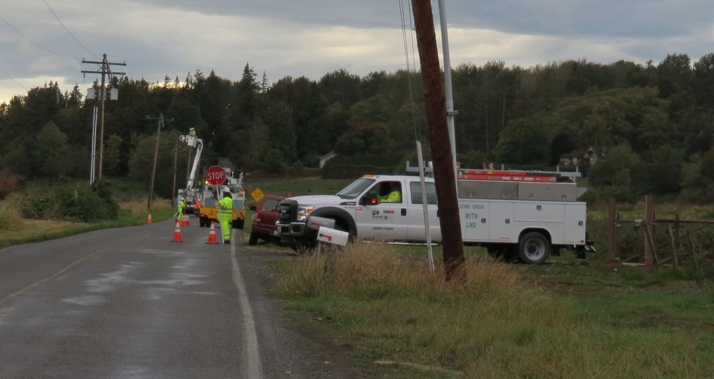 pse-crews-working-on-lampman-rd-2019-09-17