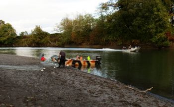 ben-jules-jr-fixes-his-net-as-another-boat-drives-by-vanderyacht-park
