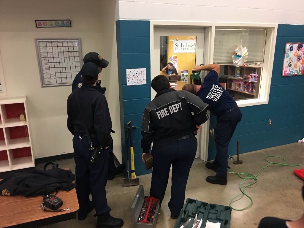 wcfd7-crew-work-to-free-3-girls-stuck-behind-a-malfunctioning-door-latch-at-the-b-and-g-club-2016-09-26