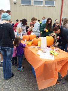 2015-pumpkin-decorating-during-harvest-festival