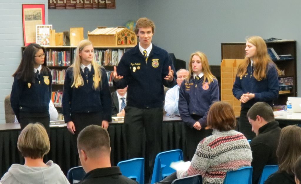2016-fhs-ffa-vet-science-team-briefs-fsd-board-on-their-5th-place-nationals-award