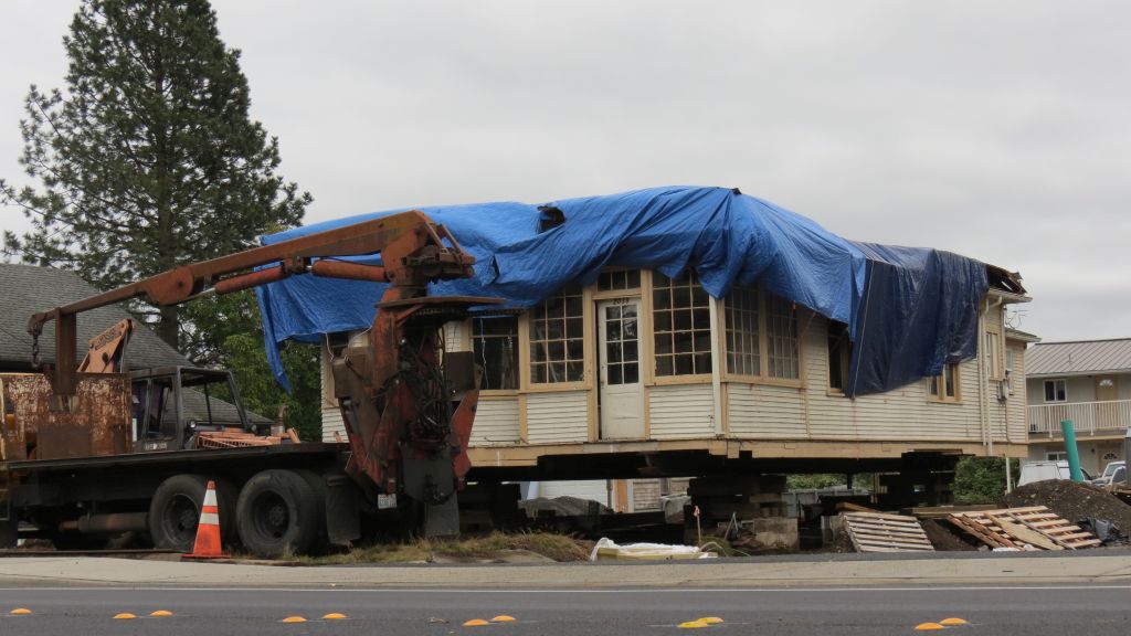 house-on-blocks-in-preparation-for-move-from-washington-street-2016-10-13
