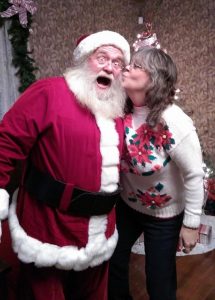 mommy-kissing-santa-at-ofc-honrud-2014