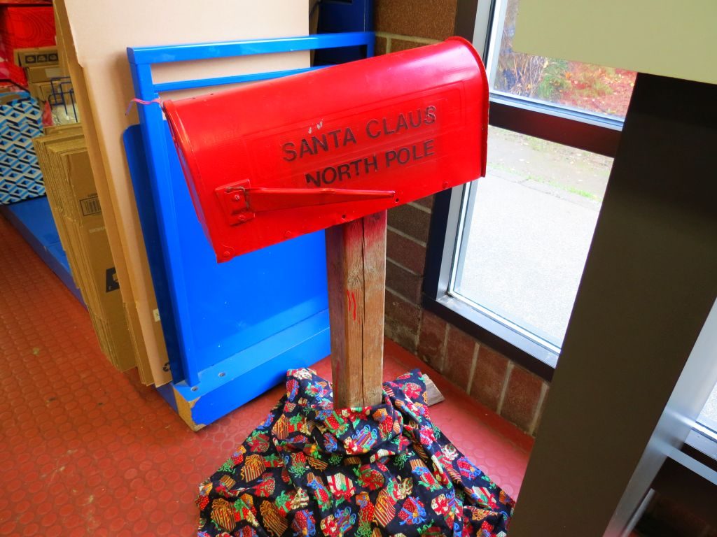 santa-mail-box-at-ferndale-usps
