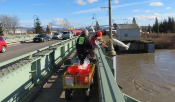 usgs crew on pioneer bridge during traffic jam 2017-02-17