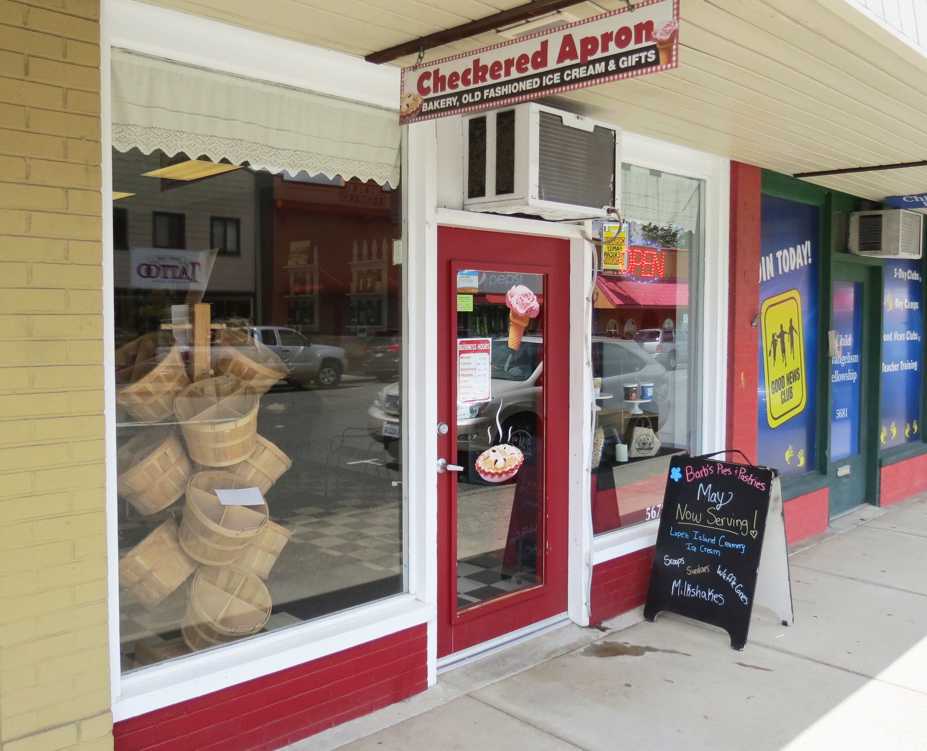checkered apron storefront 2017-05-18