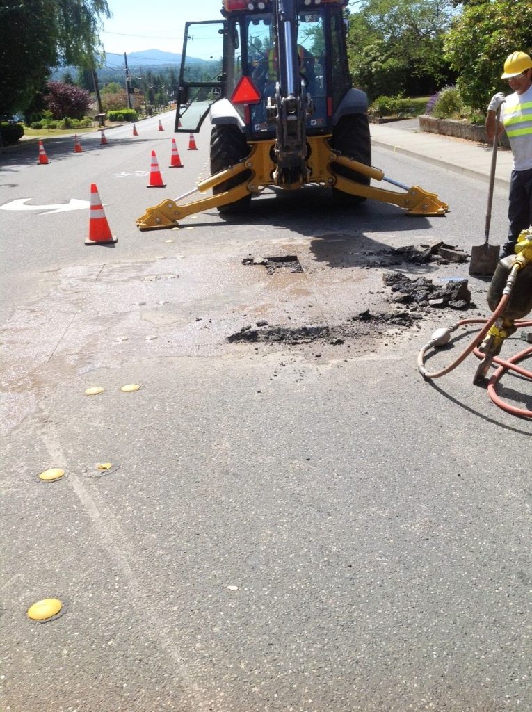 water main repairs underway on Vista by Seamount 2017-07-26 photo paul ingram