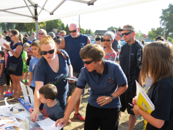 Wendy Lawrence hands out pinhole viewers and answers questions during community viewing event 2017-08-21