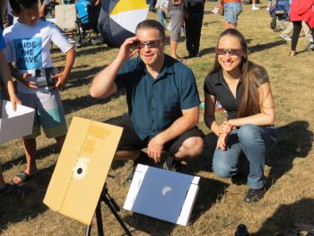 delux pinhole eclipse viewer 2017-08-21