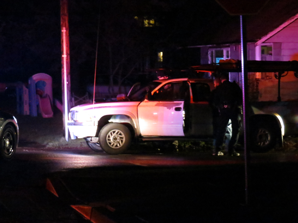police take two suspects into custody after seeing them flee from scene of kowloon inn burglary 2017-12-30