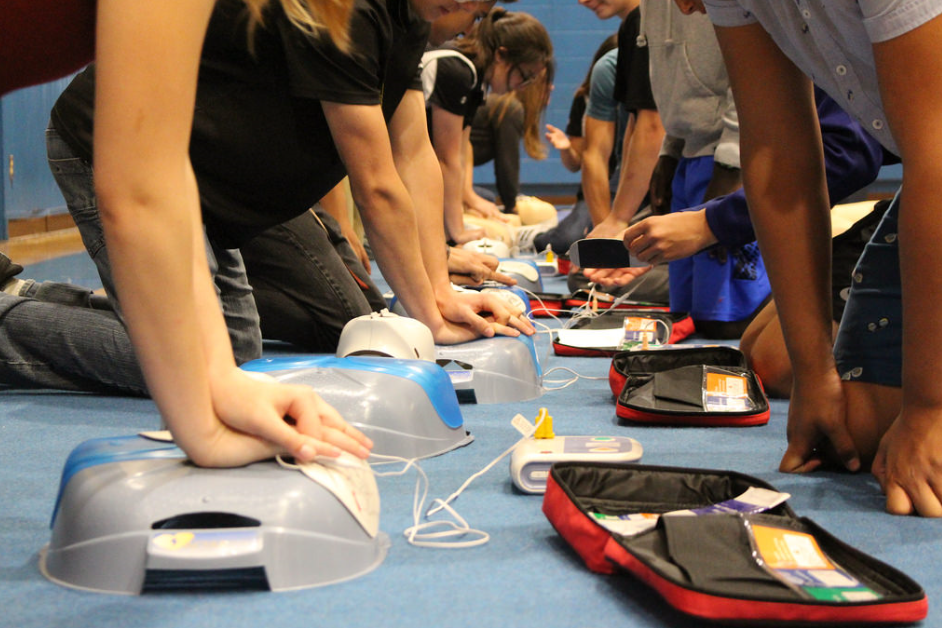 cpr and aed training during the fhs heart screening event 2018-05-30