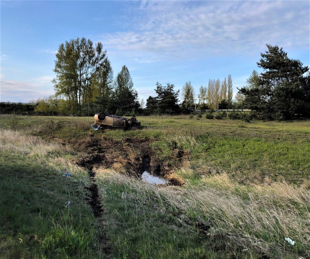Scene of single-vehicle rollover crash on I-5 south of W Smith Road overpass (April 21, 2019). Photo courtesy of WCFD7