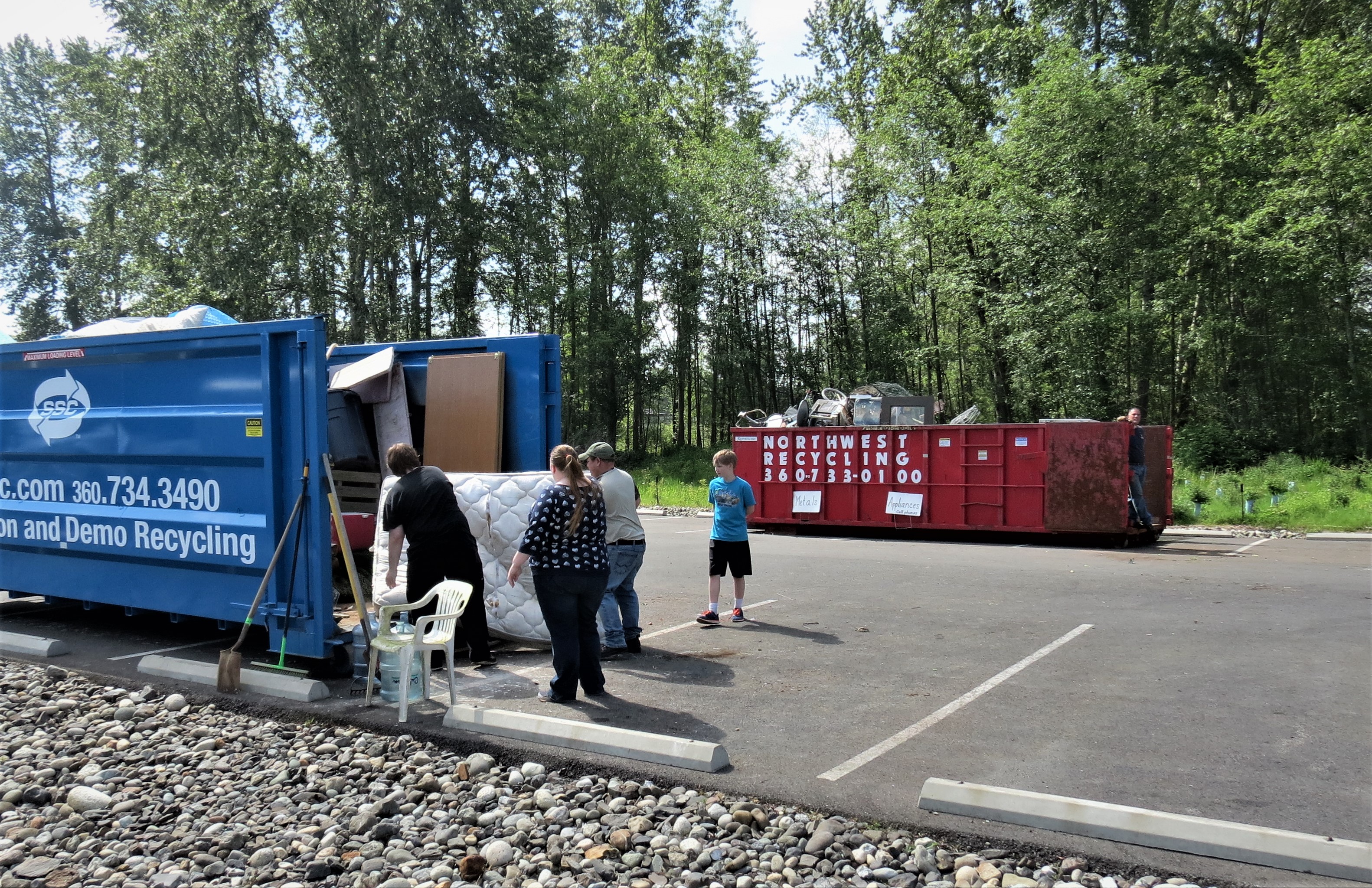 Ferndale residents take advantage of free disposal of large items during the 2019 Ferndale Citywide Cleanup Day (April 20, 2019). Photo: Whatcom News