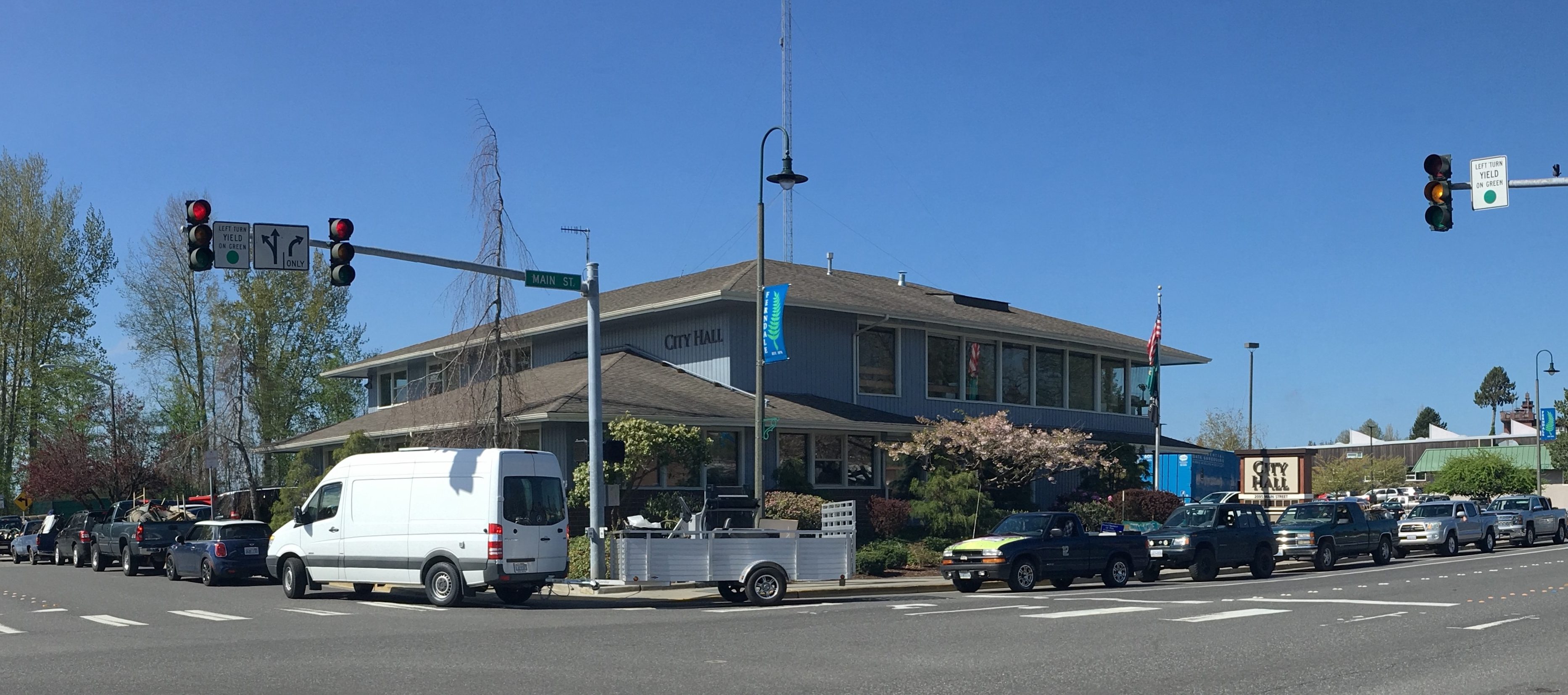The lineup for free garbage disposal during 2019 Citywide Clean Up Day extended from the City Hall parking lot, up 4th Avenue and past the library on Main Street (April 20, 2019). Photo: Mike Hiestand