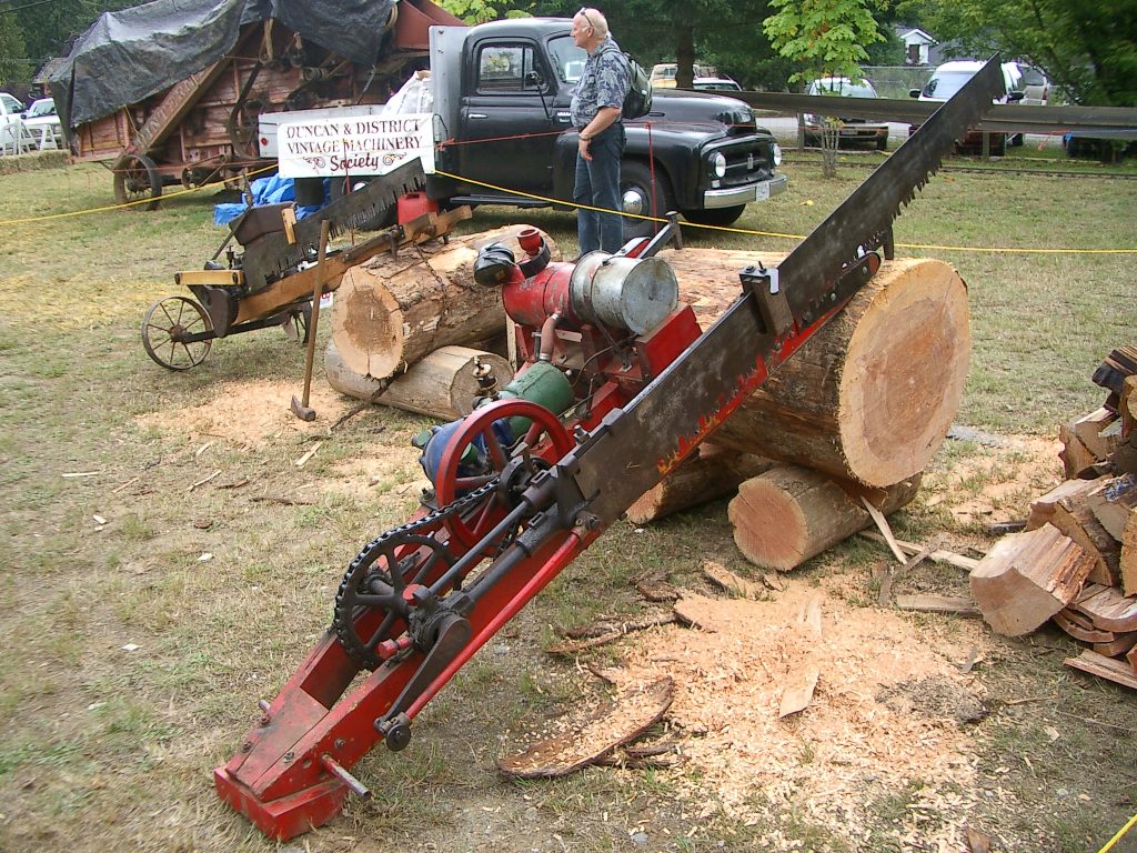 Dragsaw demonstration at Cobble Hill Fair on Vancouver Island, late August 2007. Photo: Gord Webster from Victoria, Canada - Now *THATS* a saw!, CC BY-SA 2.0