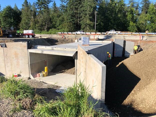 Replacement fish passage culvert for California Creek being installed under northbound I-5 (July 16, 2020). Photo courtesy WSDOT