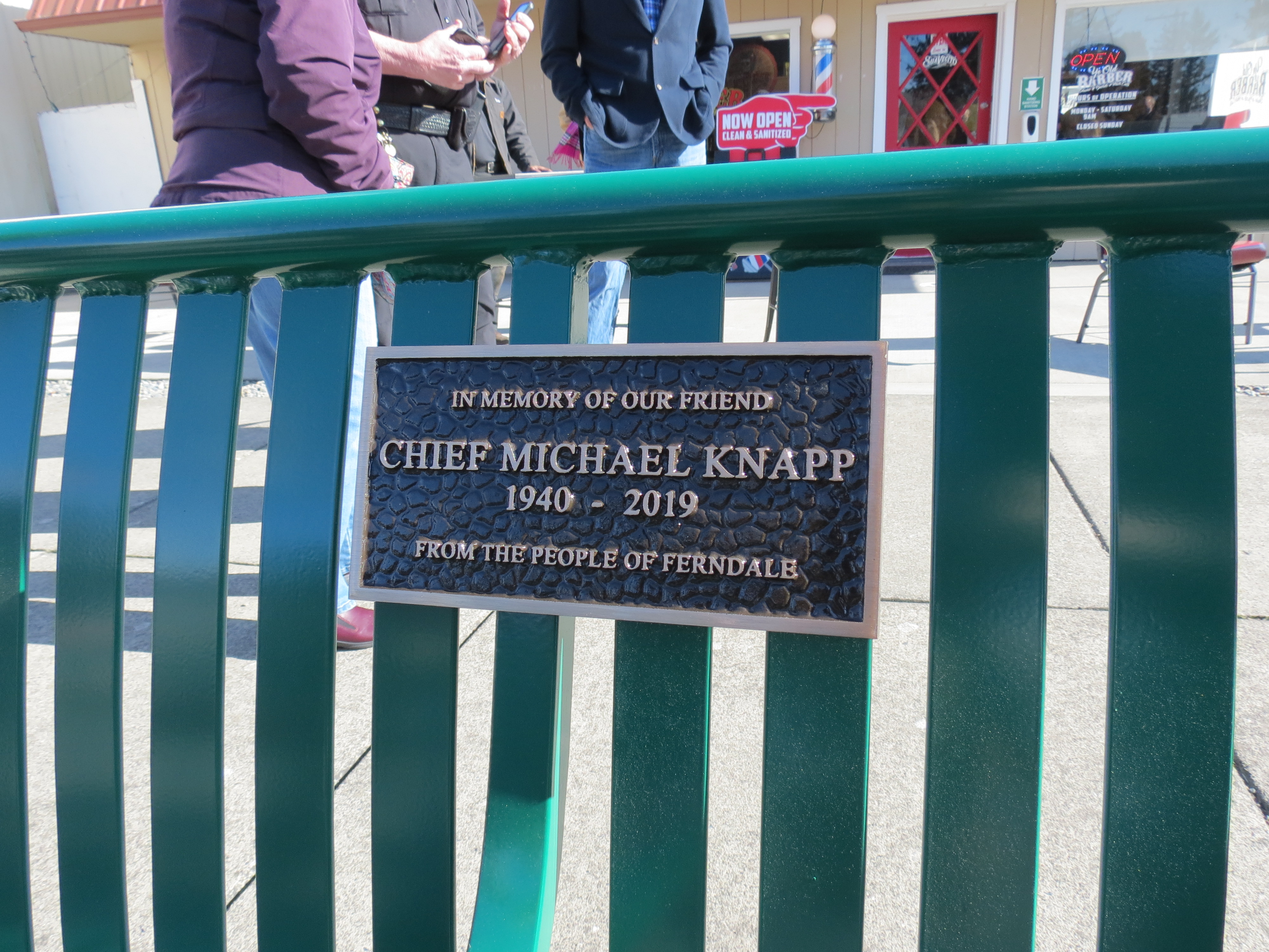 Plaque installed on bench dedicated to the memory of former Ferndale Chief of Police Michael Knapp (February 26, 2021). Photo: My Ferndale News