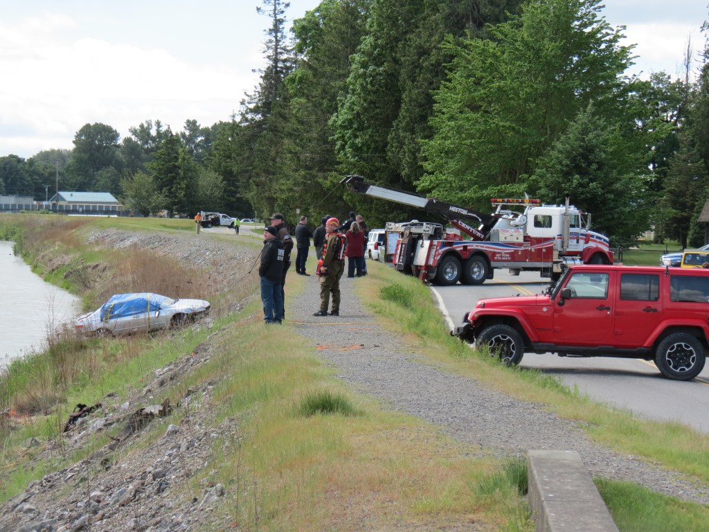 Crews in the process of recovering a vehicle from the Nooksack River in Ferndale (May 18, 2021). Photo: Whatcom News