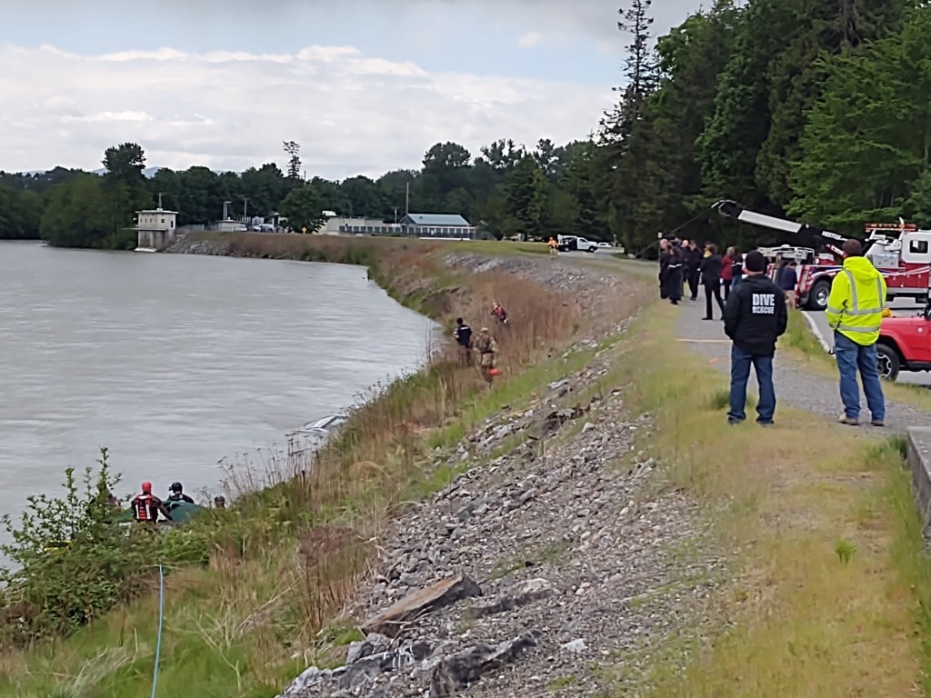 Crews in the process of recovering a vehicle from the Nooksack River in Ferndale (May 18, 2021). Photo: Whatcom News