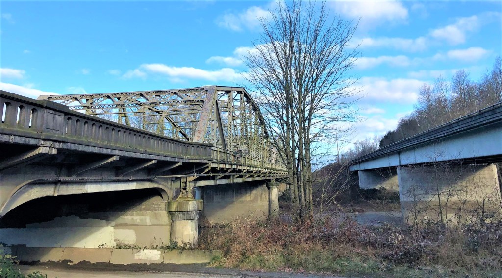 Stillaguamish Bridge (L) and the bridge carrying the northbound lanes (R) (February 10, 2021). Photo: WSDOT