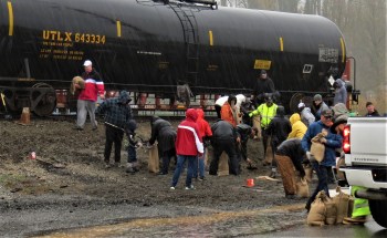 Volunteers gathered behind City Hall in Sumas to fill sand bags in anticipation of a flood event (November 14, 2021). Photo: Whatcom News