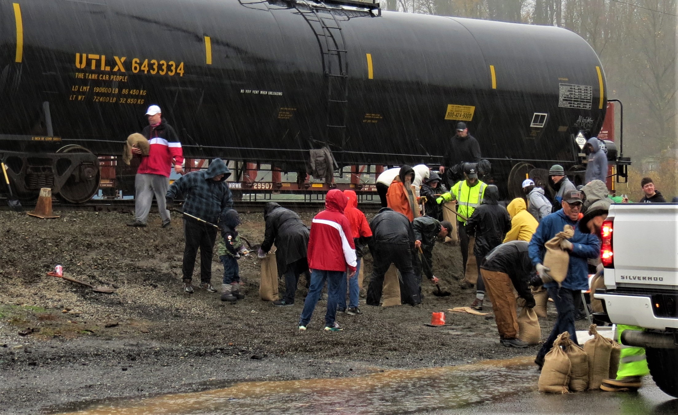 Volunteers gathered behind City Hall in Sumas to fill sand bags in anticipation of a flood event (November 14, 2021). Photo: Whatcom News