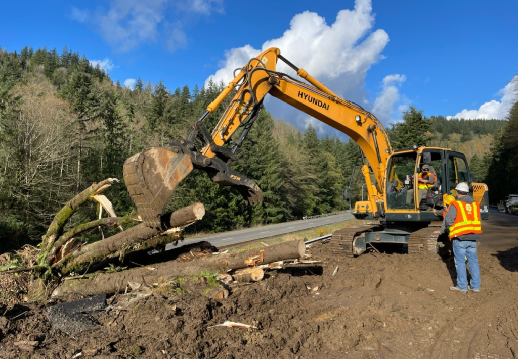 WSDOT crews cleaning up after a debris slide over the northbound lanes of I-5 near the Nulle Road interchange (November 16, 2021). Photo: WSDOT