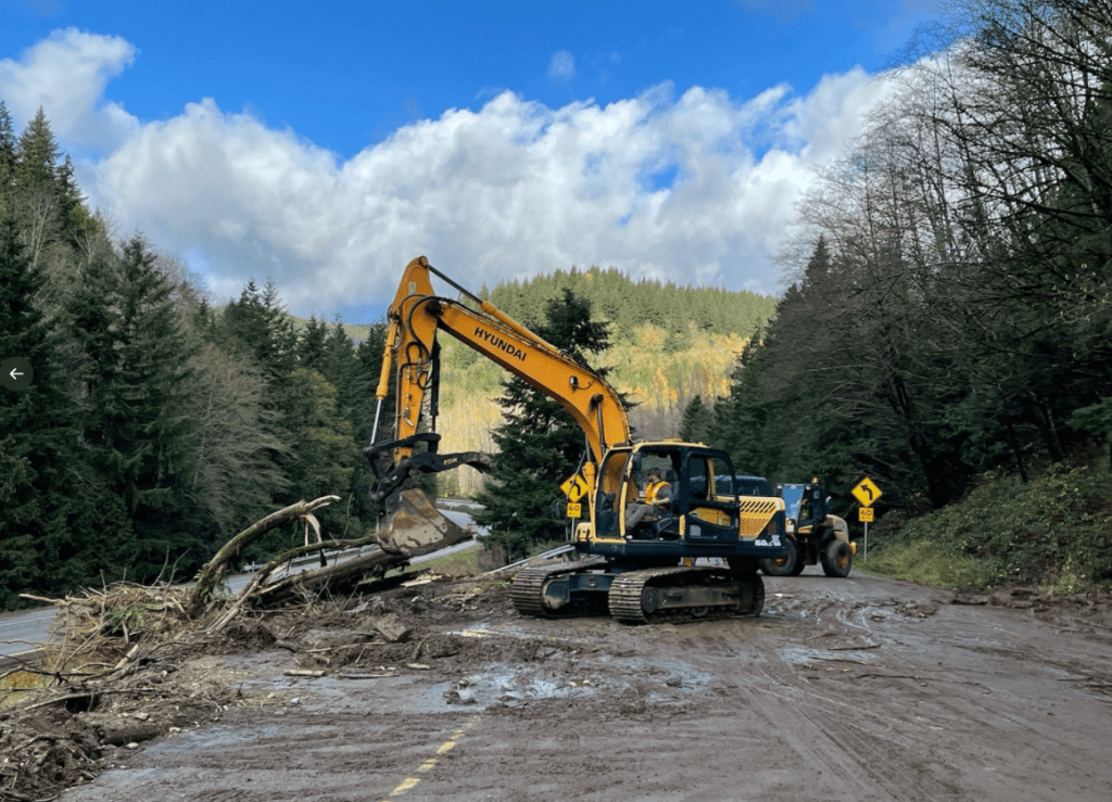 WSDOT crews cleaning up after a debris slide over the northbound lanes of I-5 near the Nulle Road interchange (November 16, 2021). Photo: WSDOT