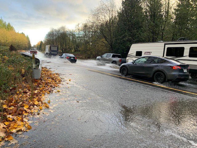 Water spilling onto the southbound lanes of I-5 (November 15, 2021). Photo: WSP