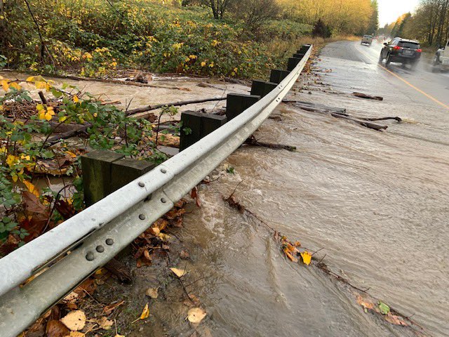 Water spilling onto the southbound lanes of I-5 (November 15, 2021). Photo: WSP