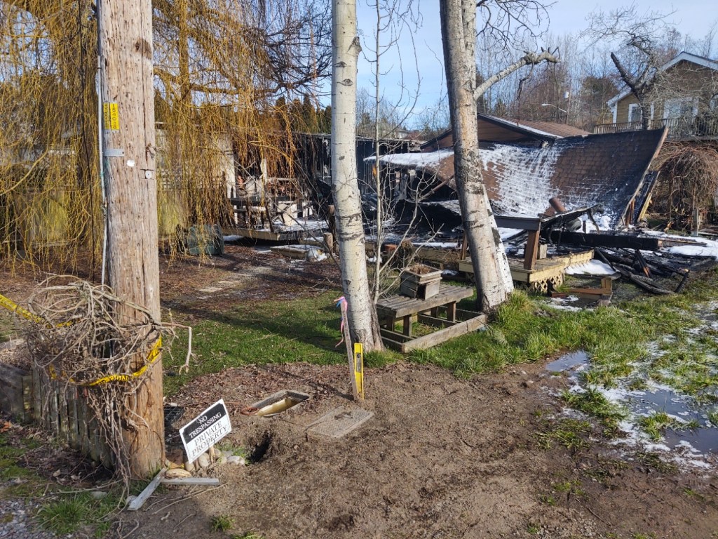 Scene of a residential fire that spread to a neighboring mobile home in Birch Bay (March 6, 2022). Photo: Whatcom News