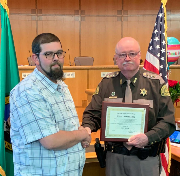 Cody Deeter receiving his Citizen Commendation award from Sheriff Bill Elfo (June 2022). Photo courtesy of WCSO