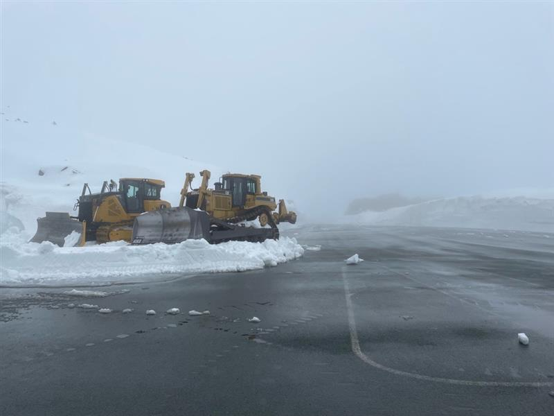 WSDOT crews working to clear the Artist Point parking lot (date unknown). Photo courtesy of WSDOT.
