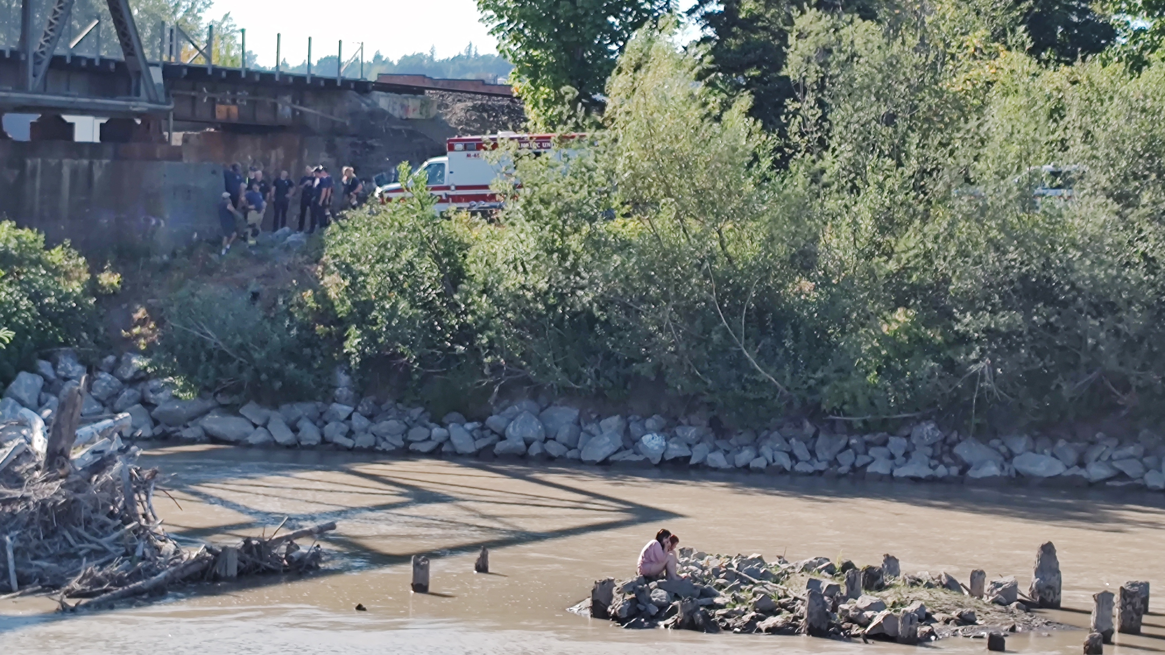 2 people await a SAR rescue boat after becoming stranded on a sand bar in the middle of the Nooksack River in Ferndale (August 17, 2023). Photo: Whatcom News