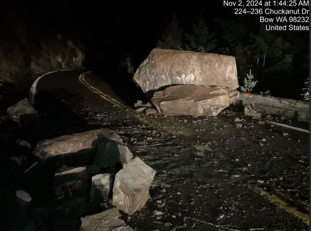 Scene of a rockslide on Chuckanut Drive (November 2, 2024). Photo : WSDOT