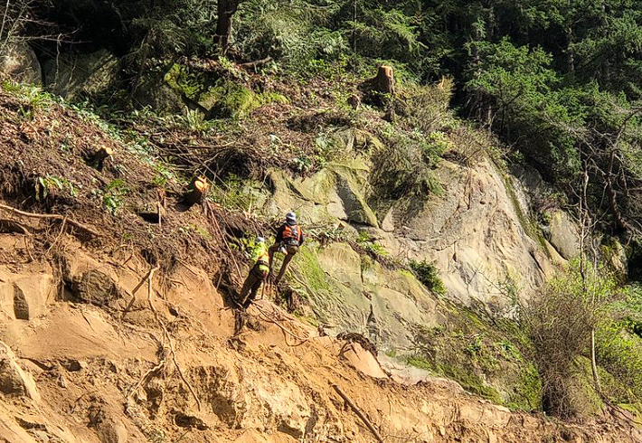 Specialized crews continued scaling, removing loose rock from the slide area to stabilize the slope (March 26, 2026). Source: WSDOT