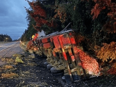 UPDATED: Semi-truck and trailer crash closes southbound lane of I-5